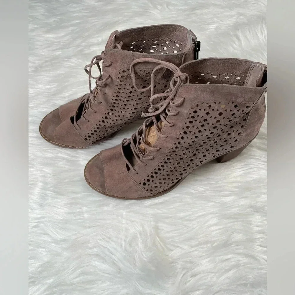 Vince Camuto Trevan smoke cloud tan‎ suede cut out lace up heeled sandals 8.5 M